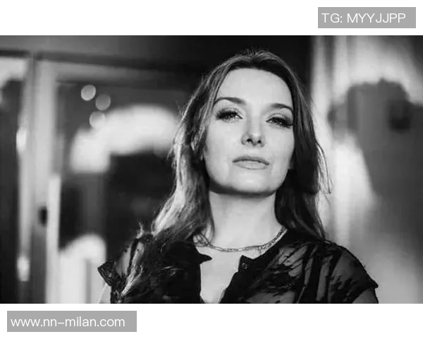 女主持调侃皮尔斯网友热议扑倒事件皮尔斯回应我们是搭档我有女友