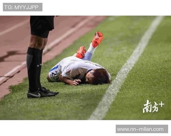 王钰栋热身赛遭泰国队飞踹重创痛苦倒地引发关注与担忧